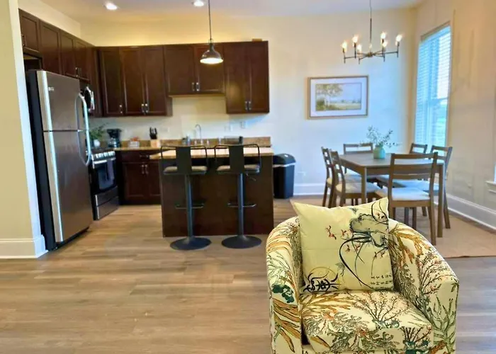Well-equipped 2br Unit With Parking - Gbay 301 Apartamento Evanston