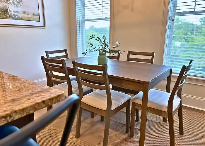 Well-equipped 2br Unit With Parking - Gbay 301 Apartamento Evanston
