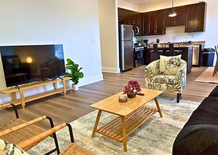 Well-equipped 2br Unit With Parking - Gbay 301 *
