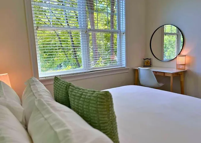 Well-equipped 2br Unit With Parking - Gbay 301 *