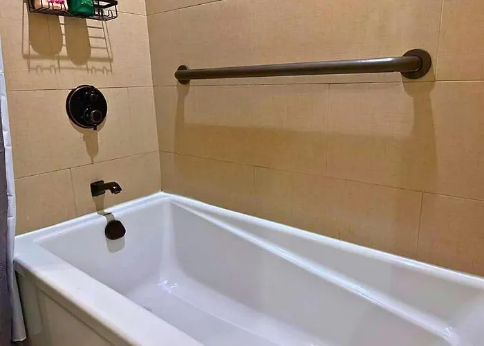 Well-equipped 2br Unit With Parking - Gbay 301 Apartamento