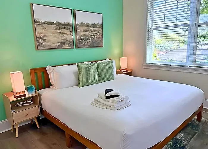Well-equipped 2br Unit With Parking - Gbay 301