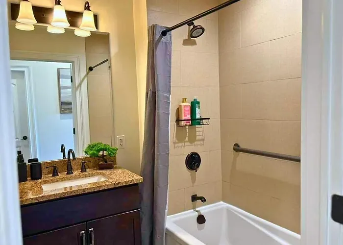 Well-equipped 2br Unit With Parking - Gbay 301 Apartamento Evanston